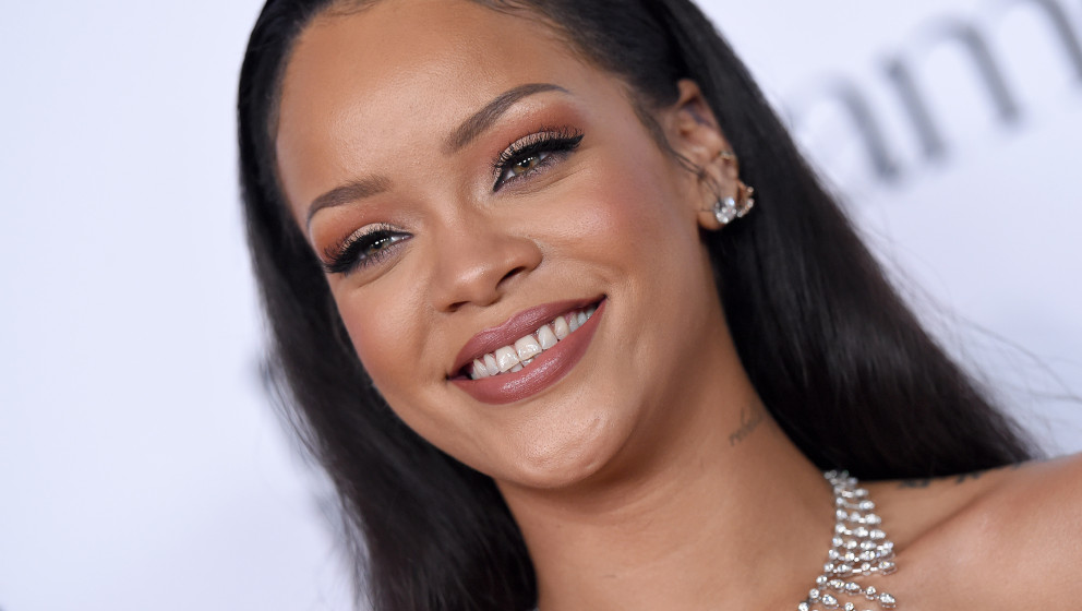 SANTA MONICA, CA - DECEMBER 10:  Recording artist Rihanna arrives at Rihanna and The Clara Lionel Foundation Host 2nd Annual 