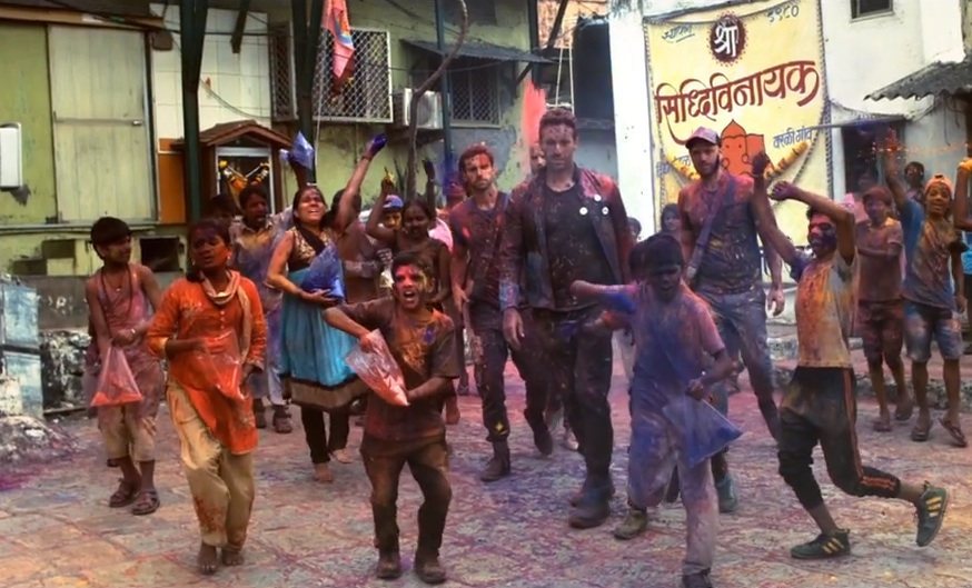 Coldplay im Video zu „Hymn For The Weekend“