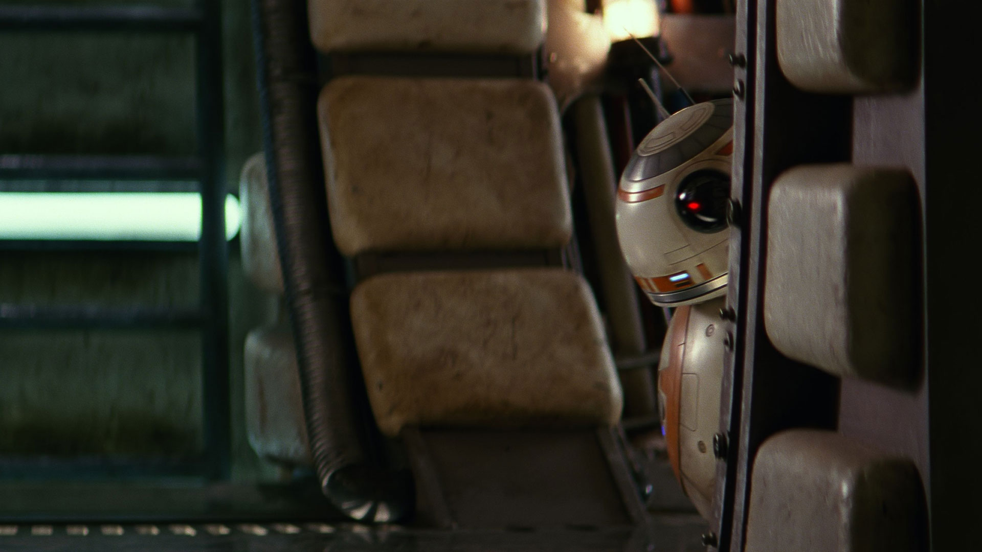 Selbst BB-8 hat noch nicht alle versteckten Easter-Eggs in „Das Erwachen der Macht“ gefunden