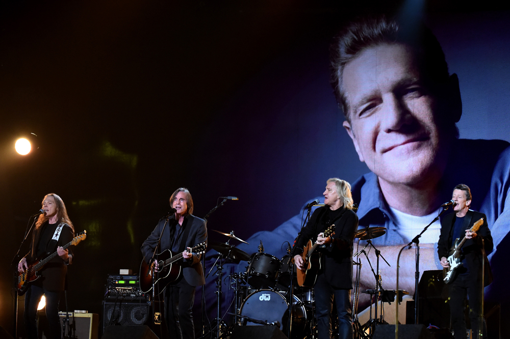 Ebenfalls honoriert wurde Glenn Frey. Seine Band, die Eagles, performten „Take It Easy“.