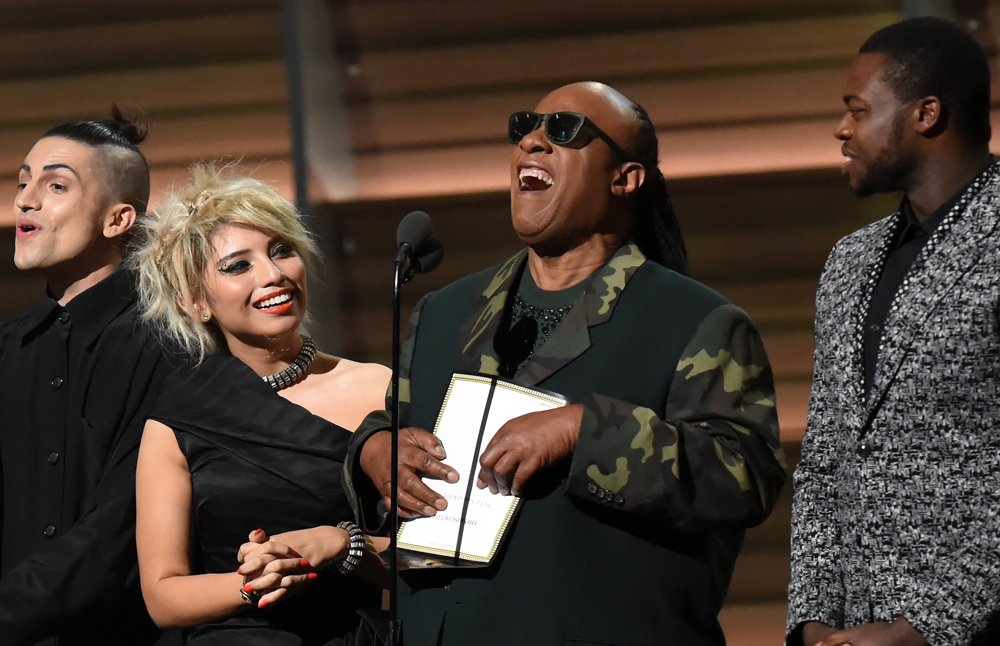 Stevie Wonder und Pentatonix gedachten dem verstorbenen Earth Wind and Fire-Gründer Maurice White mit "That's the Way of ...