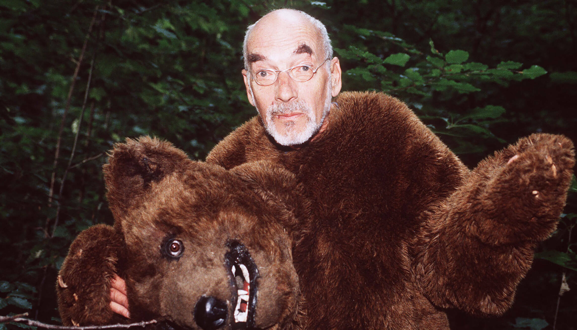 Tante Elli hat zu einem Wald- und Märchenfest eingeladen. Peter (PETER LUSTIG) anläßlich des Festes als Bär verkleidet...