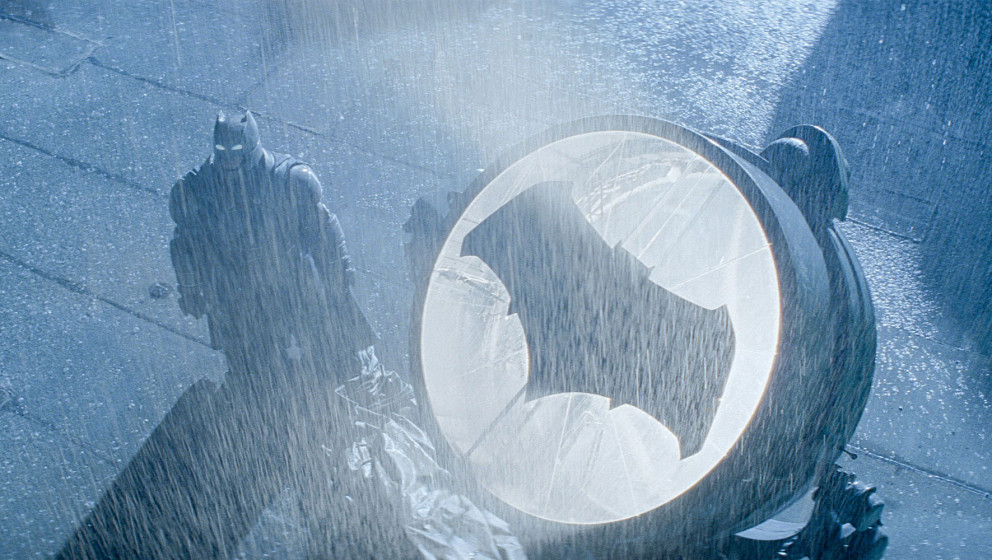 Batman (Ben Affleck) neben dem Batsignal