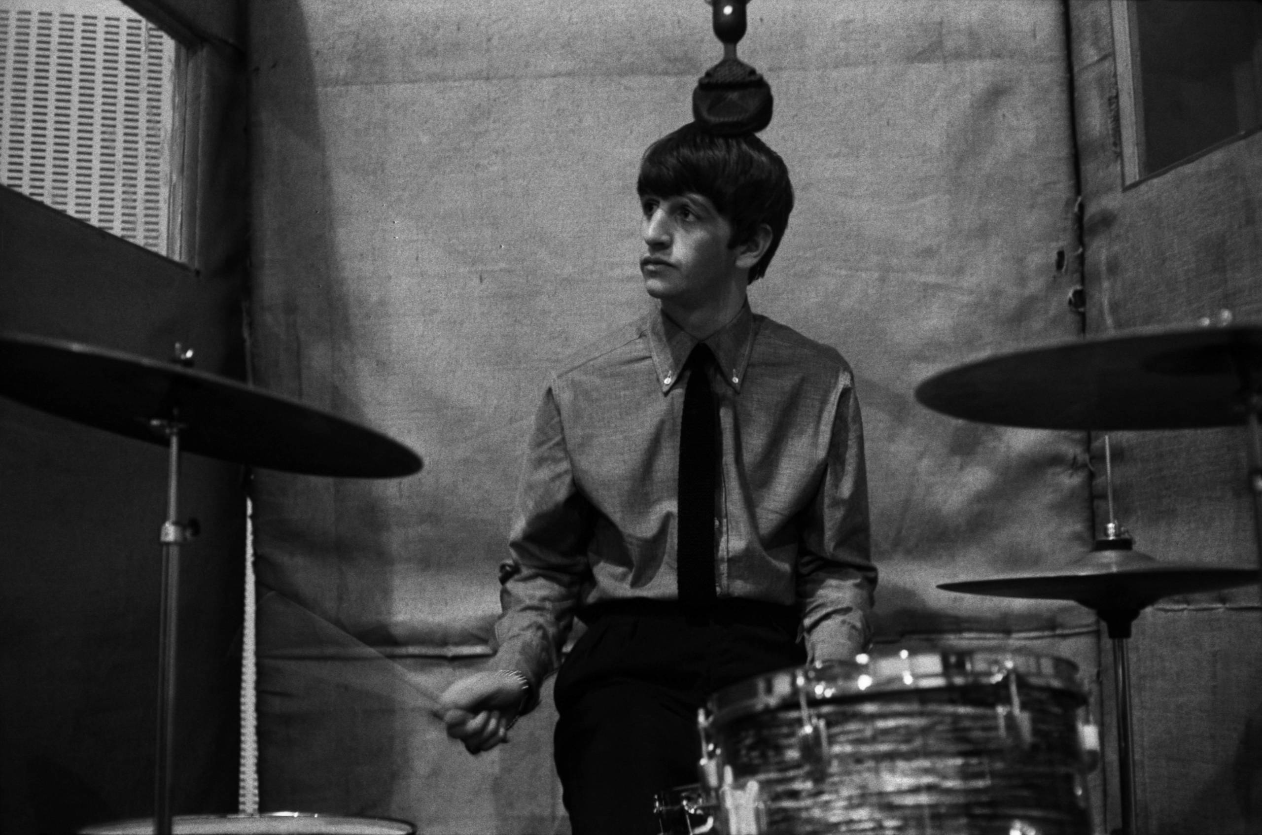 Ringo Starr in jüngeren Jahren am Schlagzeug.