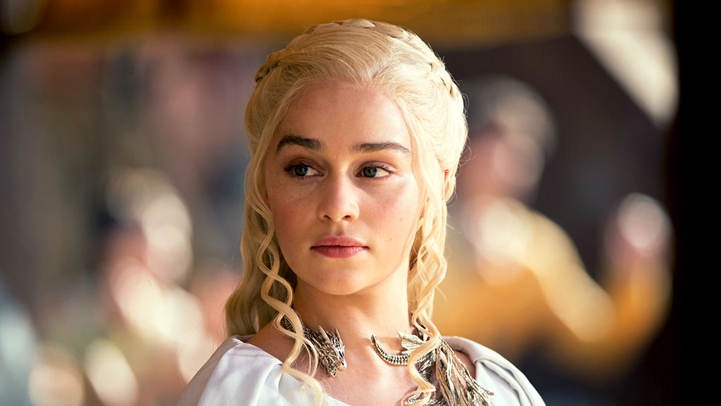 Emilia Clarke (Daenerys Taragryen) hat am Set von „Game Of Thrones“ eine Menge Spaß.
