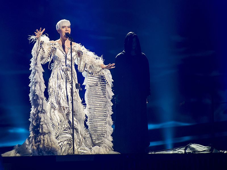 10. Kroatien: Nina Kraljic, "Lighthouse".
 
Fast zarte Autotune-Ode mit Flötentönen und barmender Blondine.