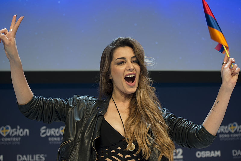 11. Armenien, Iveta Mukuchyan, "LoveWave".
 
Auch Armenien hat zum internationalen Elektro-Jodel-Ballast aufgeschlossen, m...