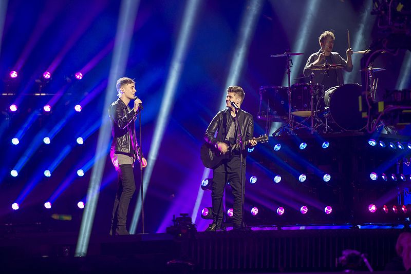 23. Großbritannien: Joe And Jake, "You're Not Alone".
 
Die Gilbert und George der Pop-Schnulze. Eine Nummer Sicher zum G...