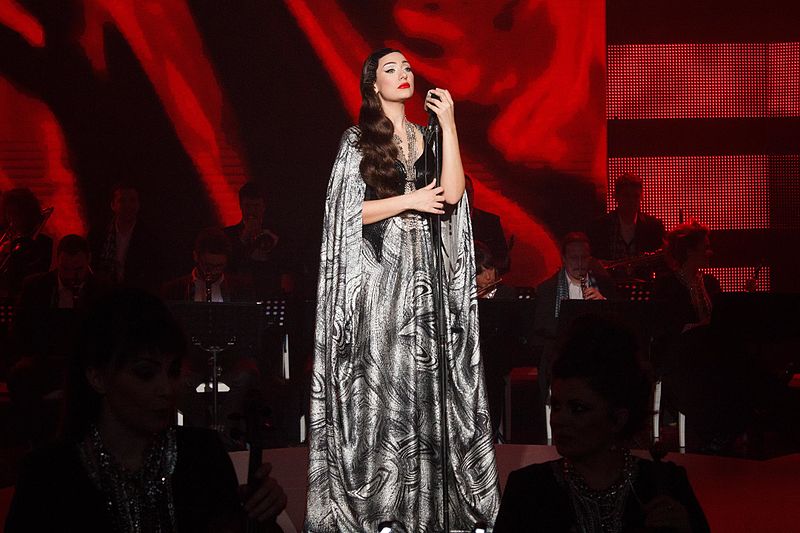 18. Serbien: Sanja Vucic, "Goodbye (Shelter)".
 
Überkerkandidelte, aufgeschminkte balkanesische Puffmutter mit theatrali...