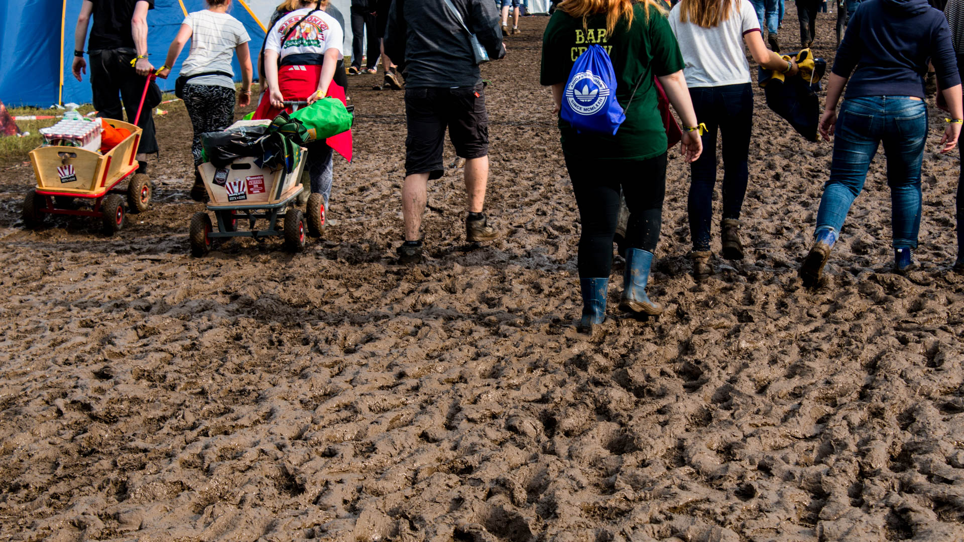 Rock_Am_Ring_2016_Unwetter_Menschen_Schlamm-2