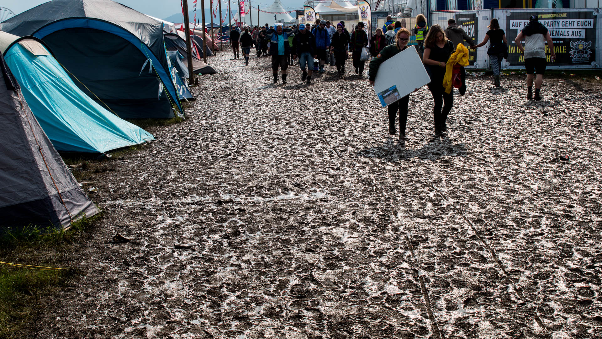 Rock_Am_Ring_2016_Unwetter_Menschen_Schlamm