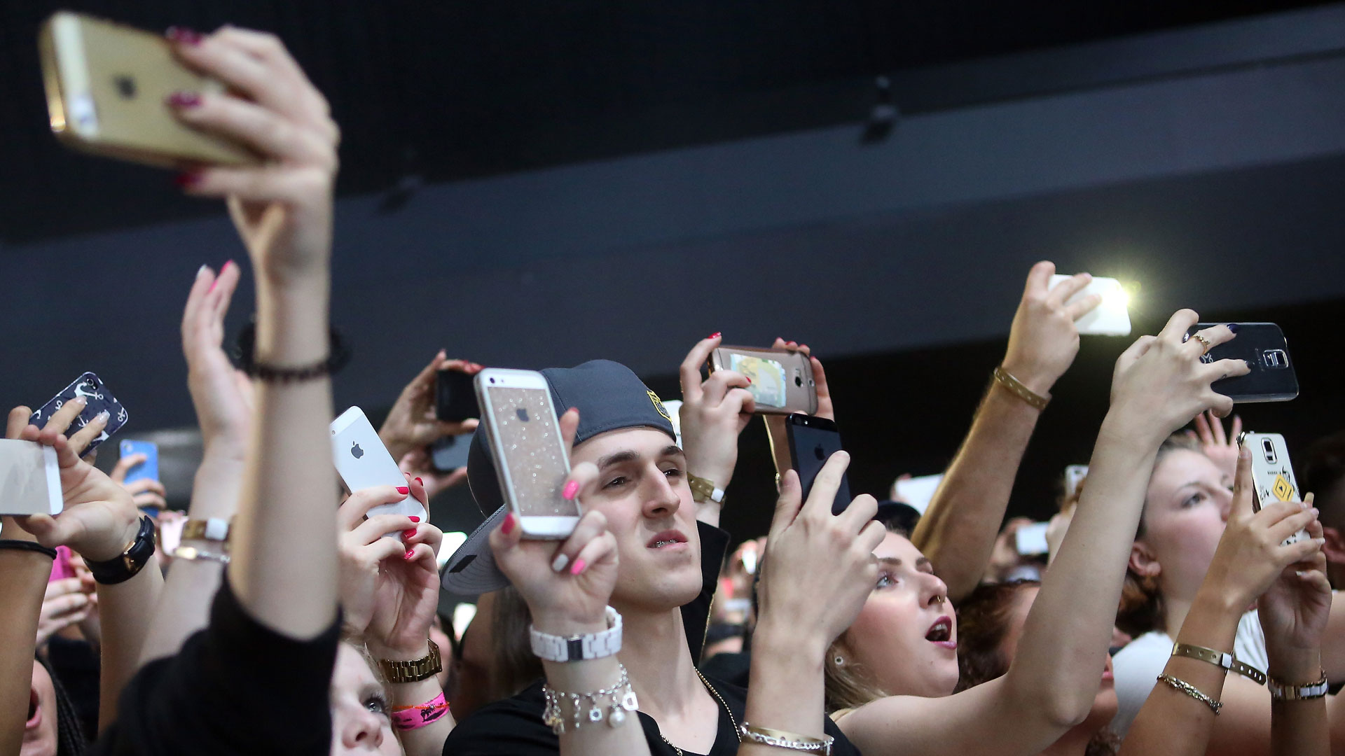 Leider kein seltener Anblick: Konzertgänger mit Smartphones.