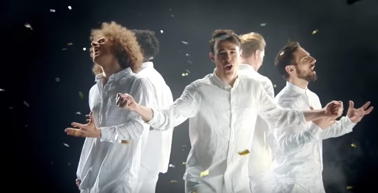 Szene aus dem Video zu „We Are The Boys“ von der so genannten Boygroup Boys