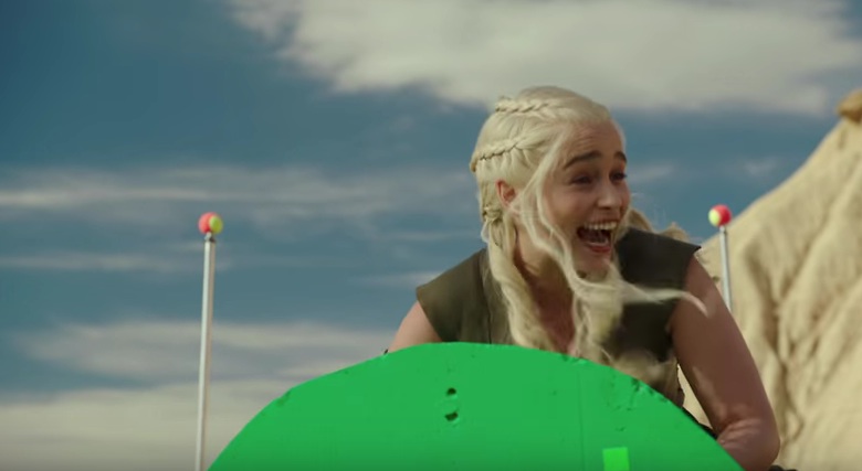 Emilia Clarke hat offenbar viel Spaß am Set von „Game Of Thrones“