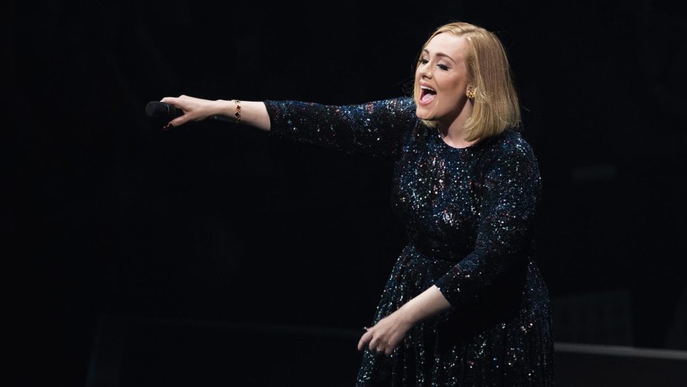 Adele holt DragDoppelgängerin auf die Bühne 