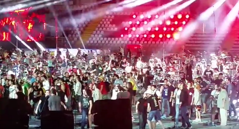 Rockin'1000 rufen David Bowie im Himmel an