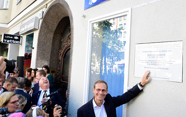 Der Regierende Bürgermeister Michael Müller (SPD) weiht die Gedenktafel ein