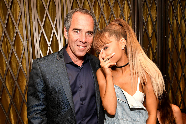 Ariana Grande ein wenig schüchtern mit dem CEO von Republic Records (Monte Lipman)