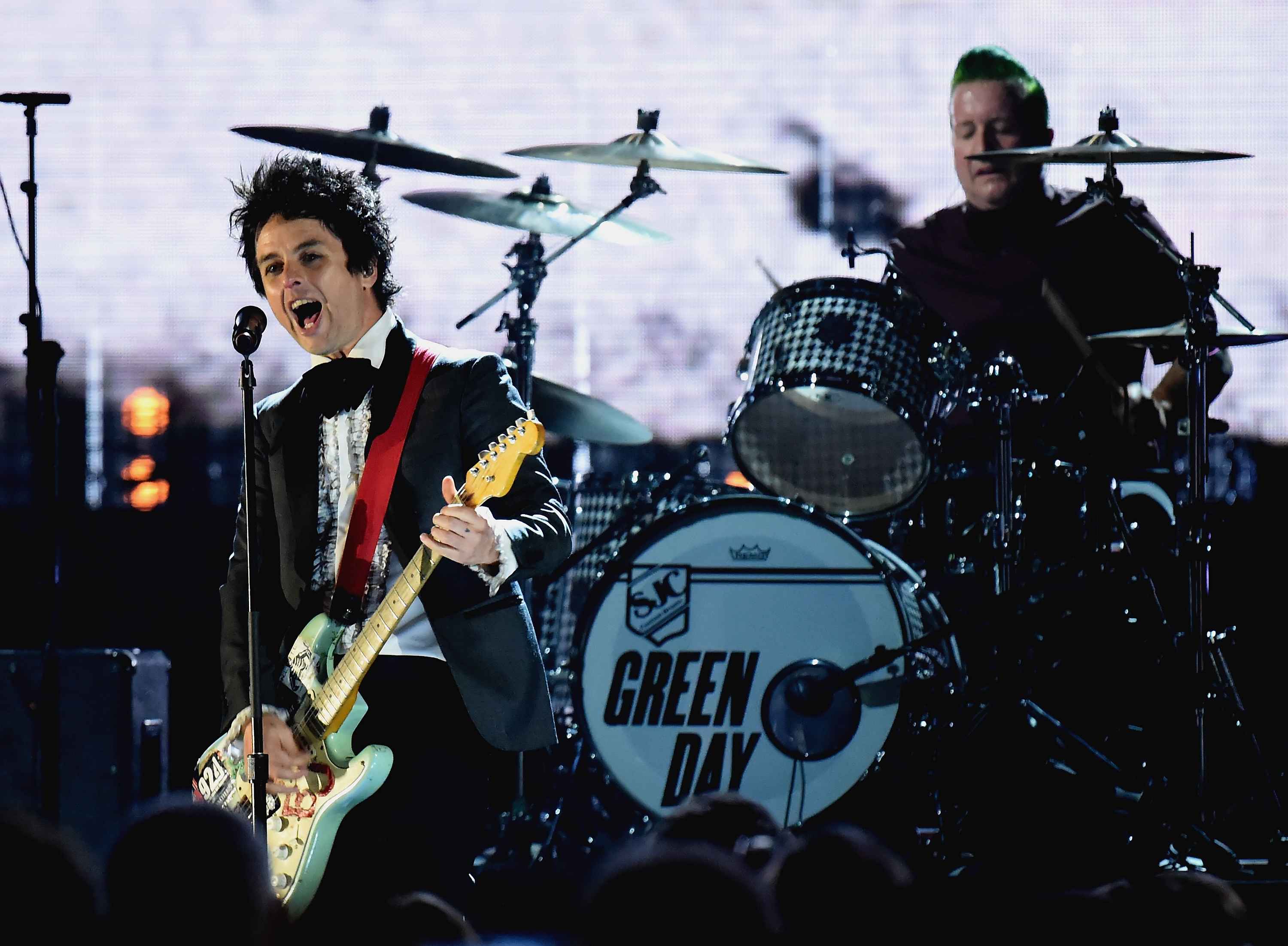 Green Day rocken bei ihrer Einführung in die Rock'n'Roll Hall Of Fame