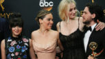 Die „Game Of Thrones“-Darsteller(innen) Maisie Williams, Emilia Clarke, Sophie Turner und Kit Harington freuen sich über den erneuten Emmy-Erfolg