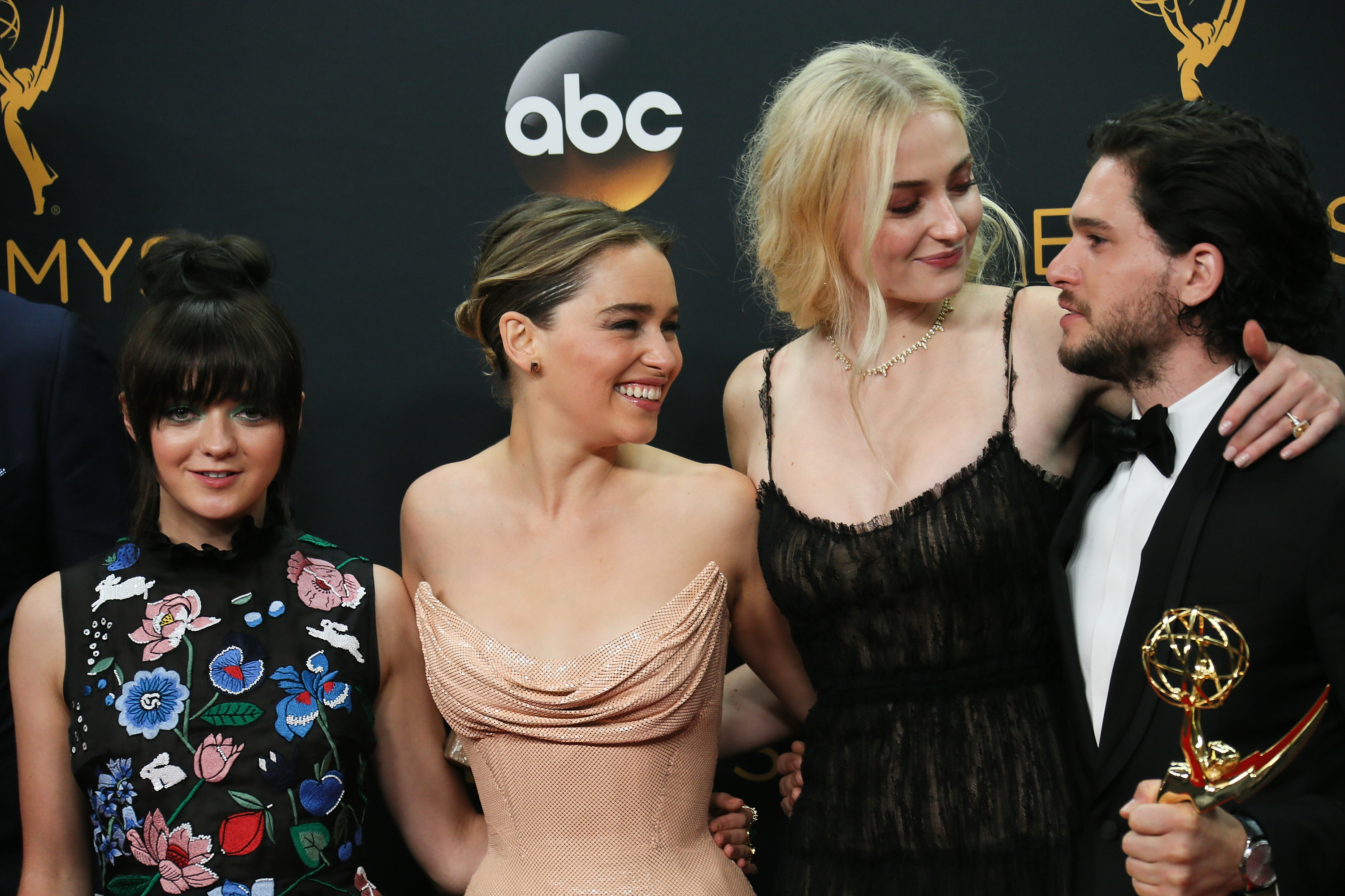 Die „Game Of Thrones“-Darsteller(innen) Maisie Williams, Emilia Clarke, Sophie Turner und Kit Harington freuen sich über den erneuten Emmy-Erfolg