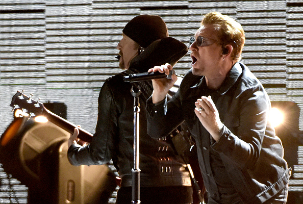 In diesem Jahr gehen U2 zum 30. Geburtstag des Albums „The Joshua Tree“ auf große Tour. Wie Bassist Adam Clayton nun verriet, wird die Band auch Songs vom neuen Album „Songs of Experience“ spielen.