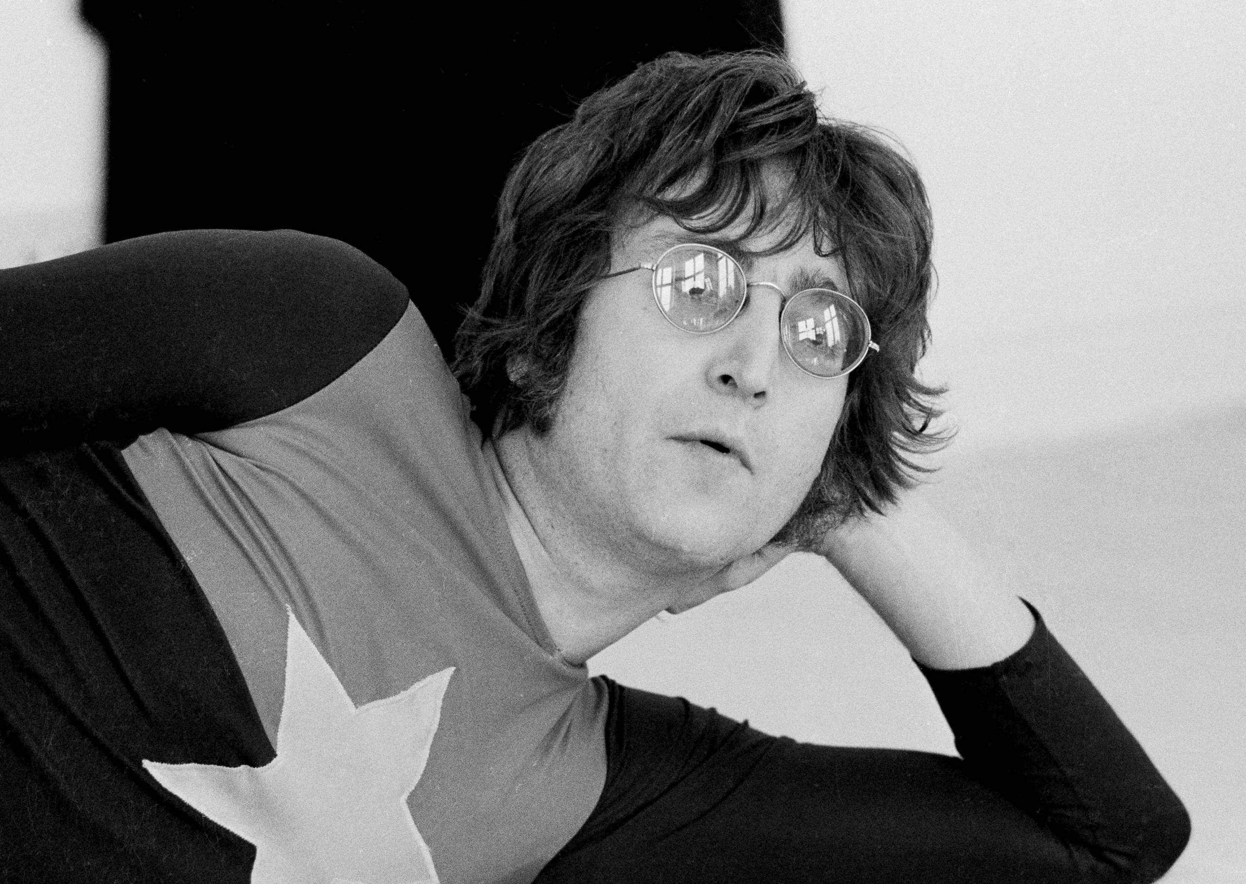 John Lennon in einer seiner Lieblingsposen