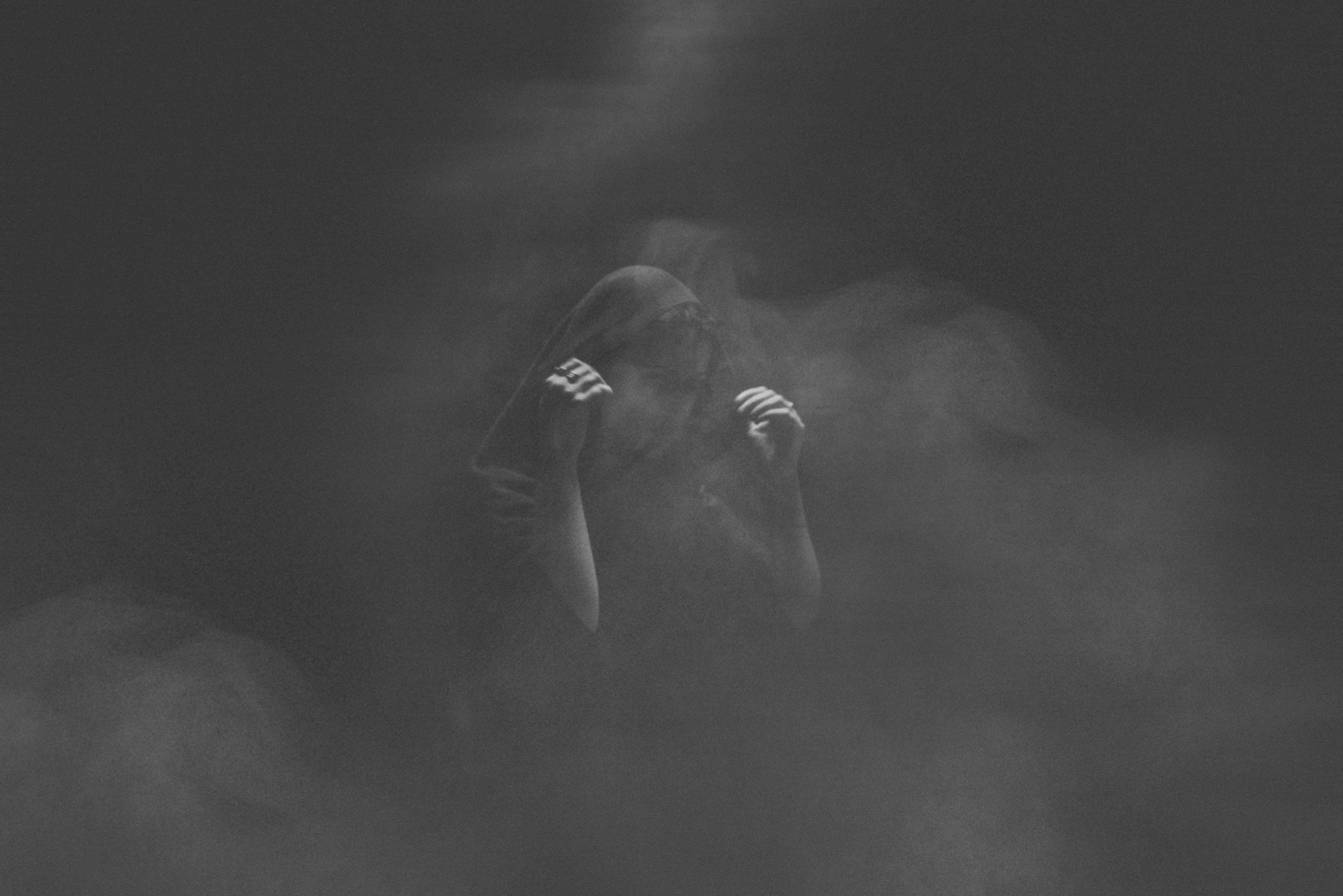 Adna ganz in Schwarz