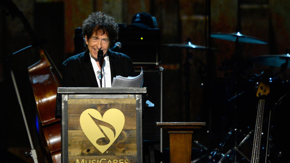 LOS ANGELES, CA - FEBRUARY 06:  Honoree Bob Dylan speaks onstage at the 25th anniversary MusiCares 2015 Person Of The Year Ga