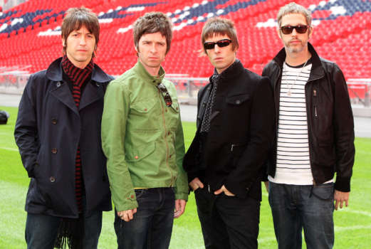 Gem Archer, Noel Gallagher, Liam Gallagher und Chris Sharrock im Wembley Stadium in London im Jahr 2008