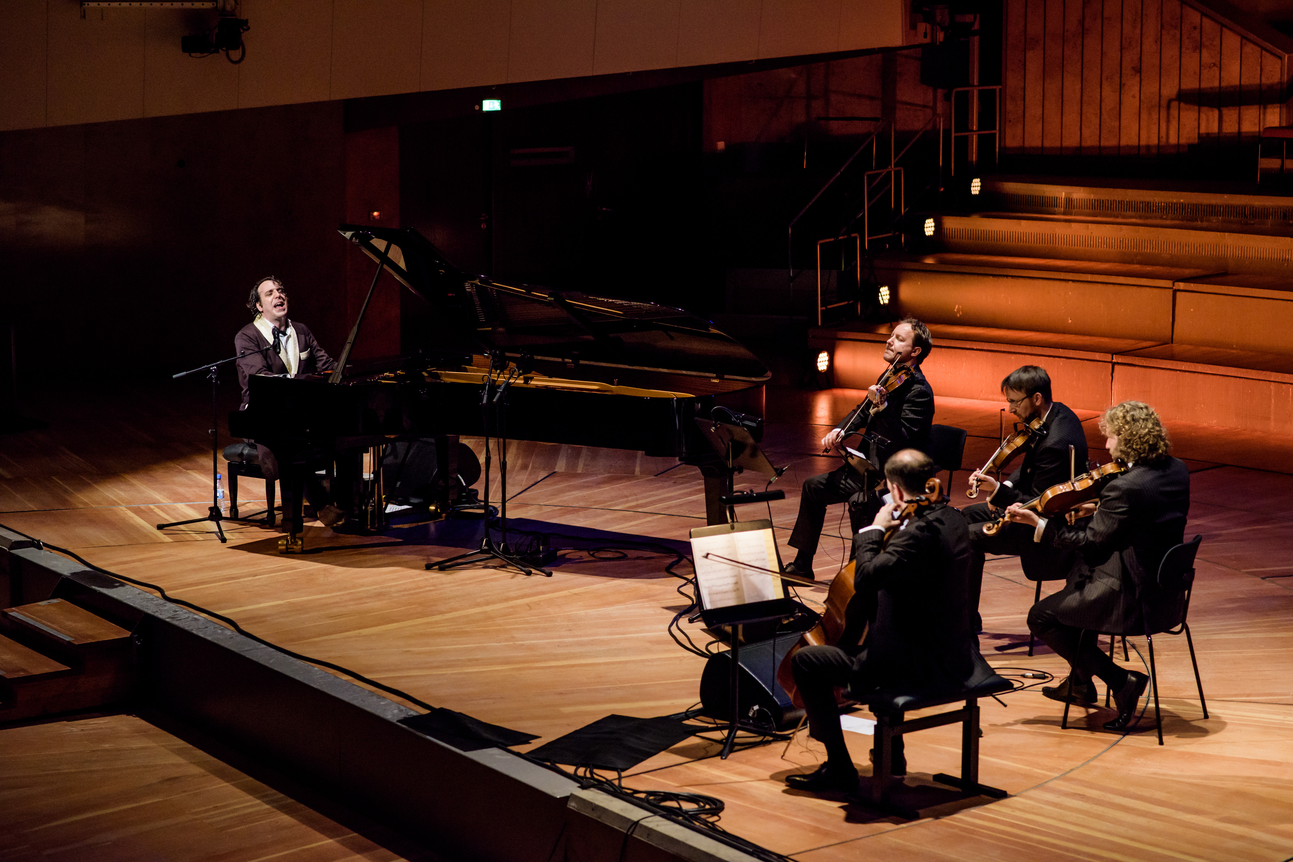 Chilly Gonzales am Klavier - hier mit dem Kronos Quartett in Berlin