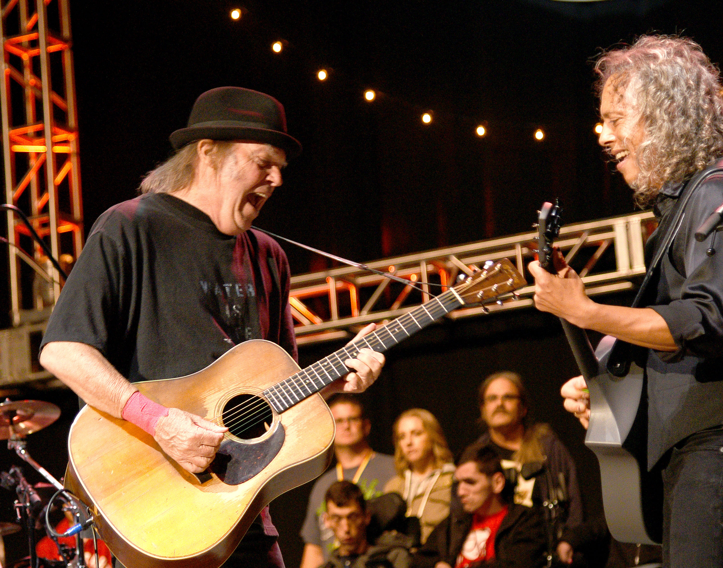 Neil Young und Kirk Hammett spielten gemeinsam beim Benefizkonzert in der Bridge School in Mountain View im Oktober