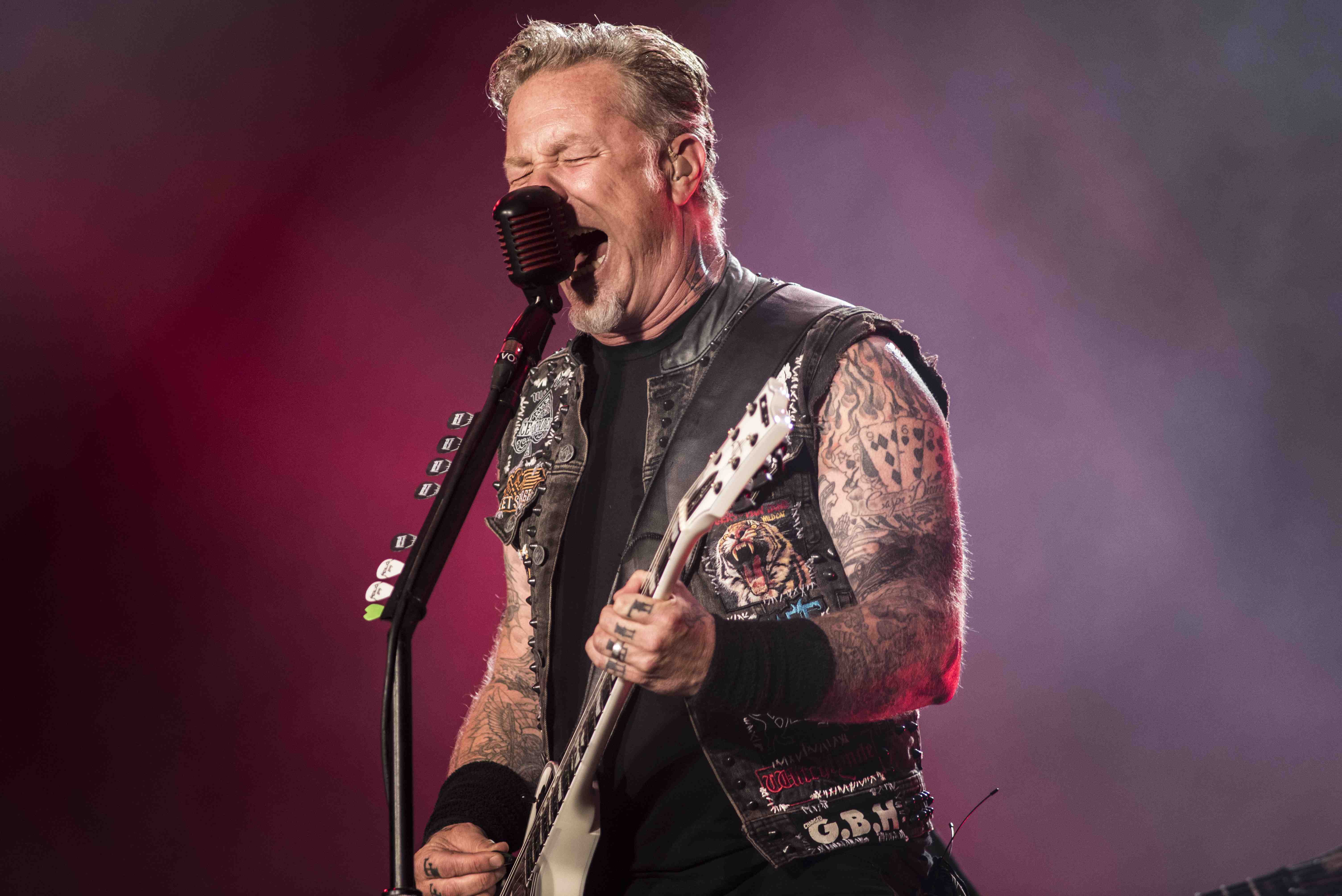 James Hetfield, der Sänger von Metallica, im Volleinsatz