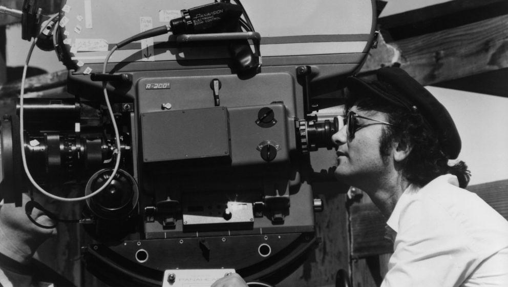 Director Joe Dante lines up a critical shot during production of 'Gremlins', 1984. (Photo by Warner Brothers/Getty Images)