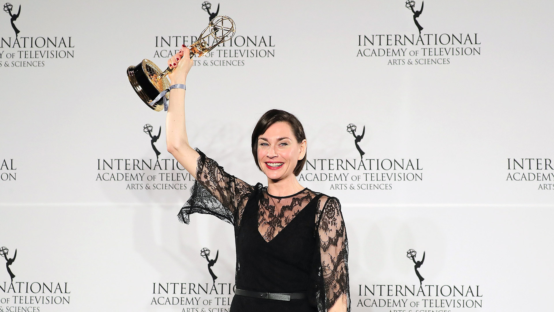 Christiane Paul mit ihrem Emmy.