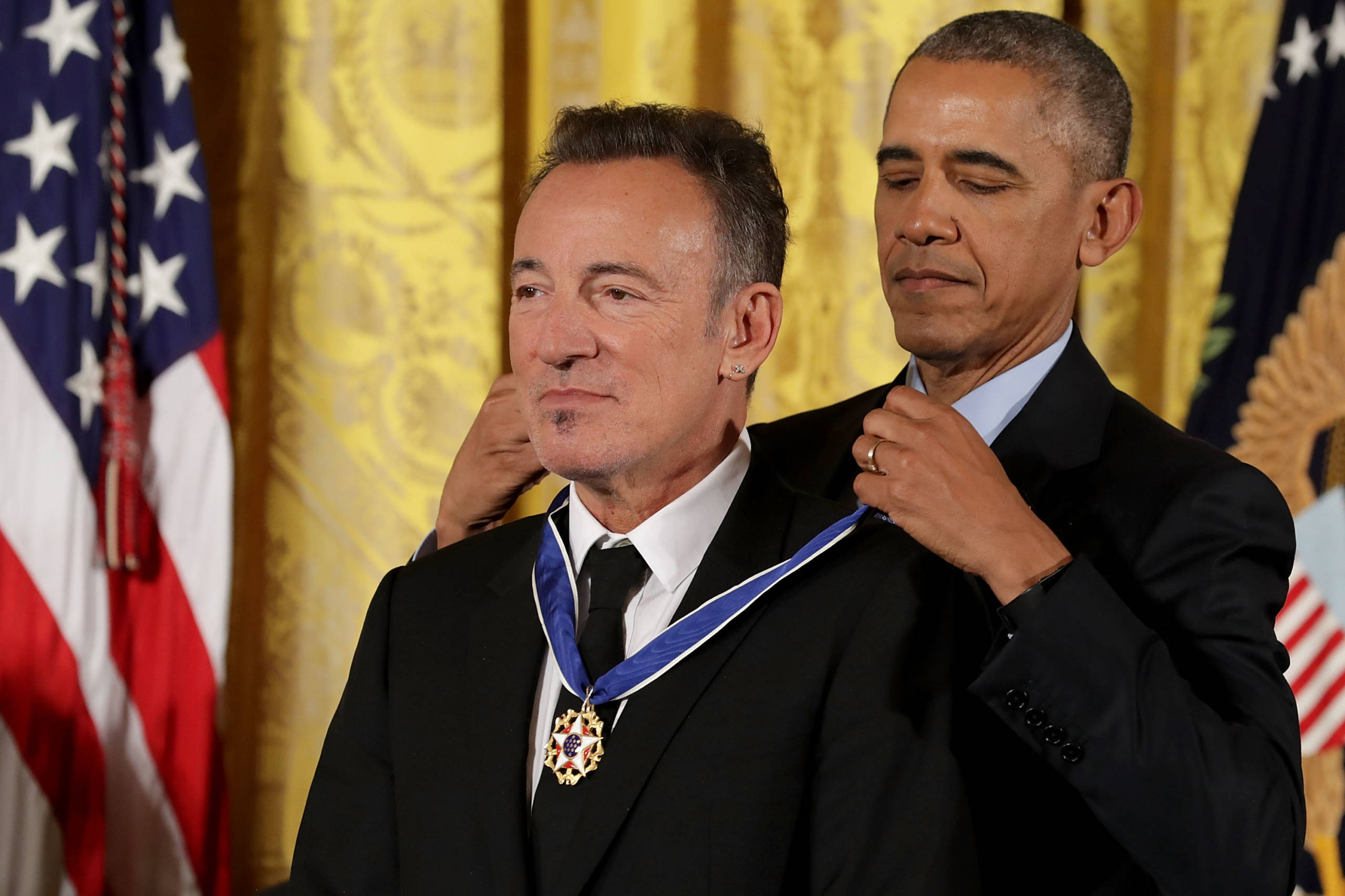 US-Präsident Barack Obama händigt Bruce Springsteen die „Medal Of Freedom“ aus