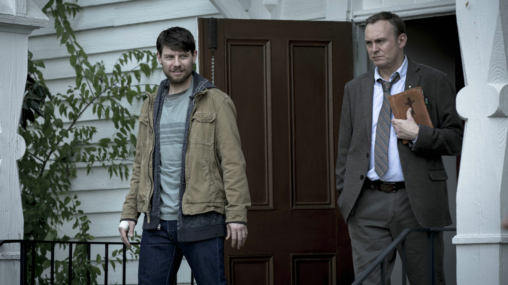 Kyle und Reverend Anderson in „Outcast“