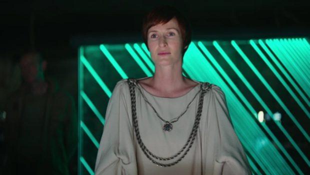 Mon Mothma (Genevieve O”Reilly) vor wichtigem Bildschirm