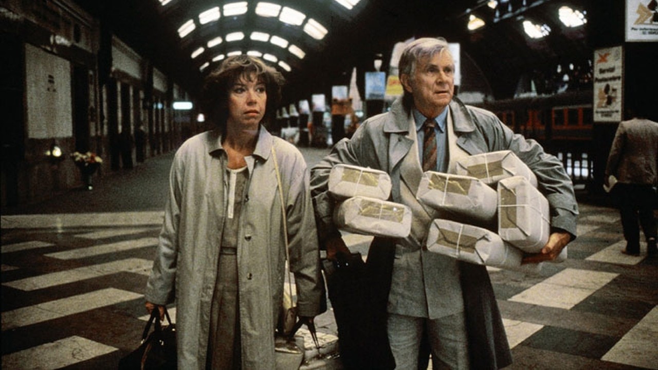 „Loriots Ödipussi“ ist der erste Kinofilm von und mit Loriot und besticht mit einem Pointenfeuerwerk, das sich nach K...