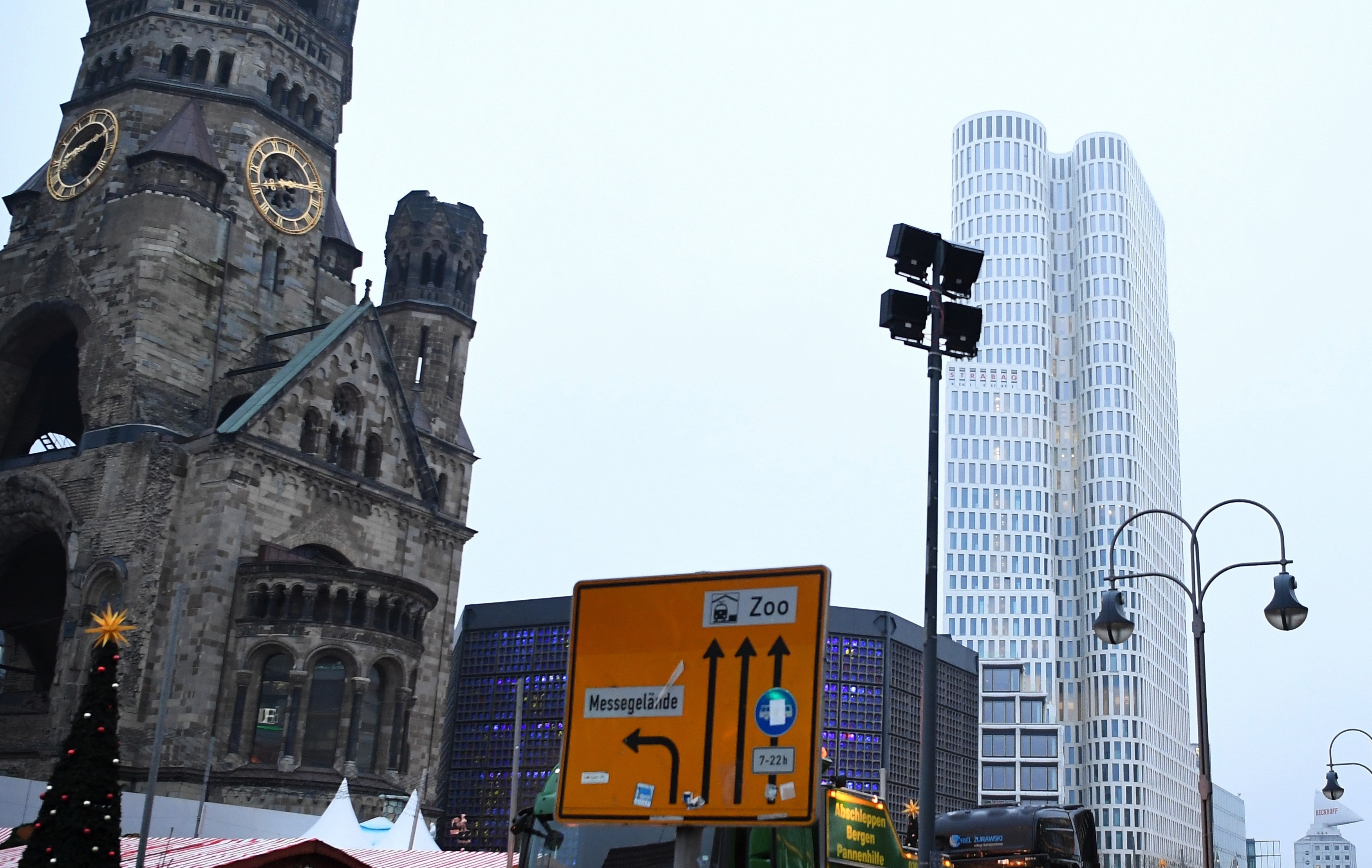 Blick auf die Gedächtniskirche am Morgen nach dem LKW-Anschlag in Berlin