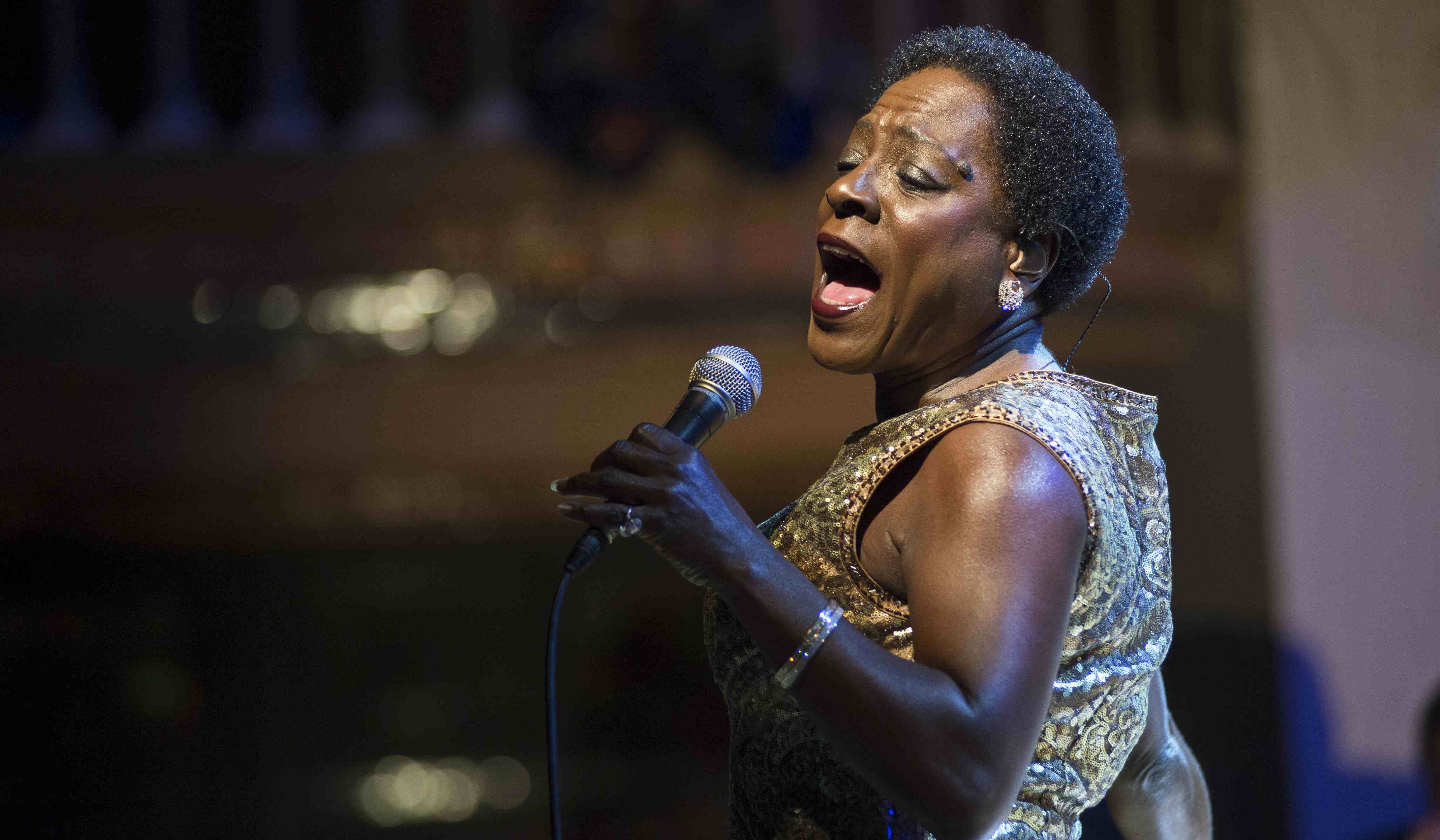 Sharon Jones bei einem ihrer energiegeladenen Live-Auftritte