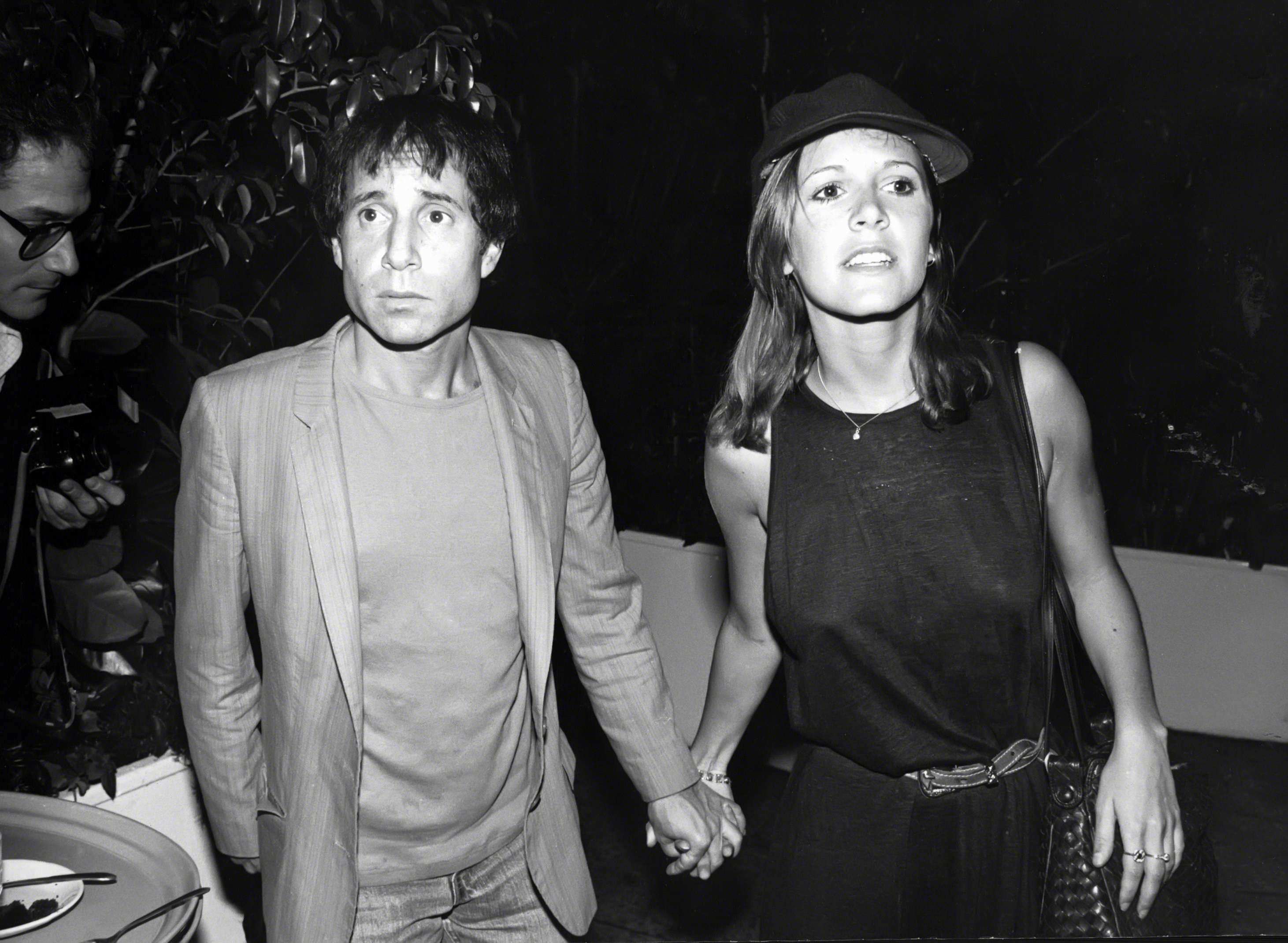 Paul Simon und Carrie Fisher halten bei einem Spaziergang in New York Händchen