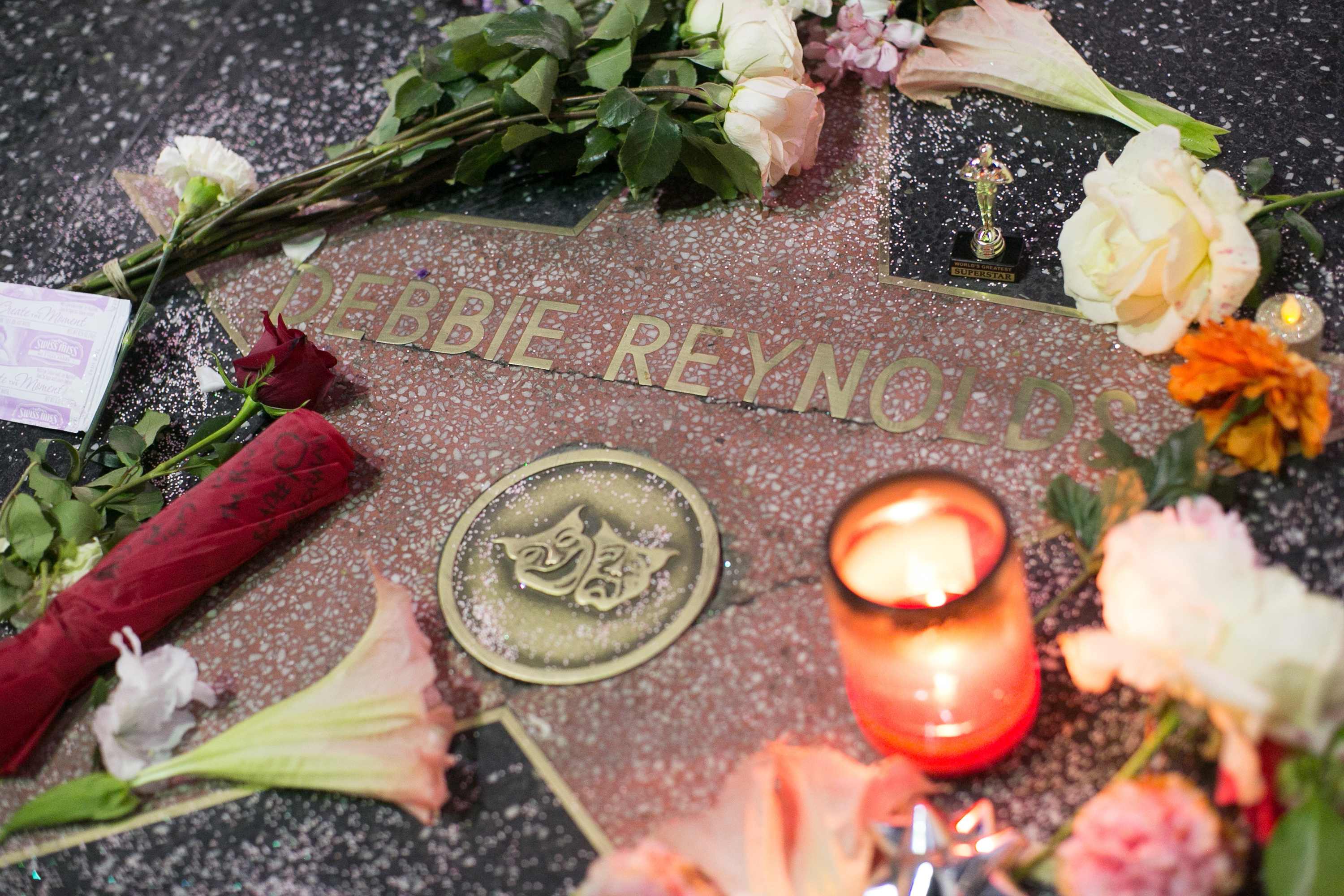 Fans legen Blumen auf Debbie Reynolds Stern auf dem Hollywood Walk Of Fame ab
