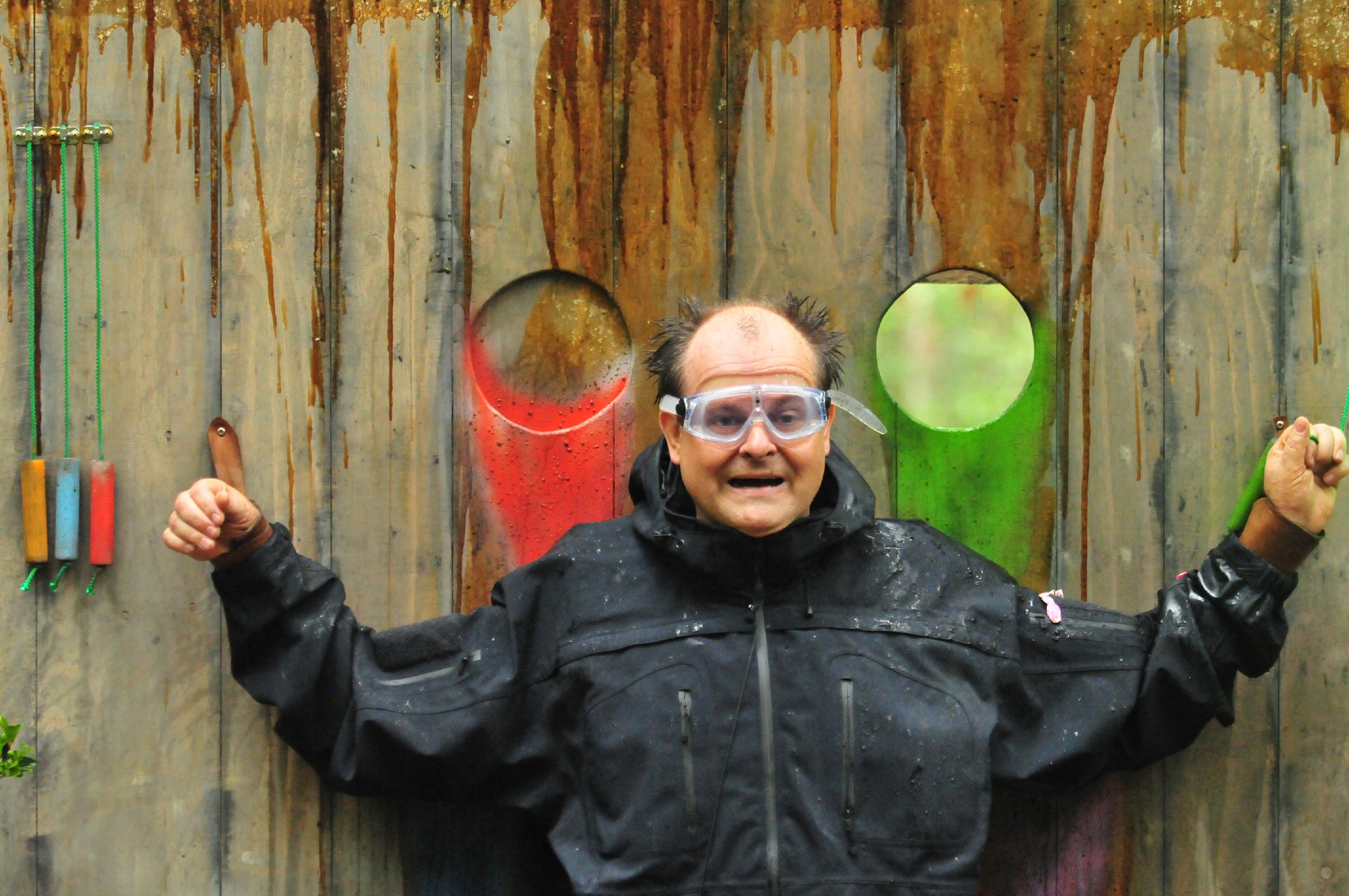 Markus wird mit Wasserstinkbomben beworfen - und verwandelt sich dann selbst in eine