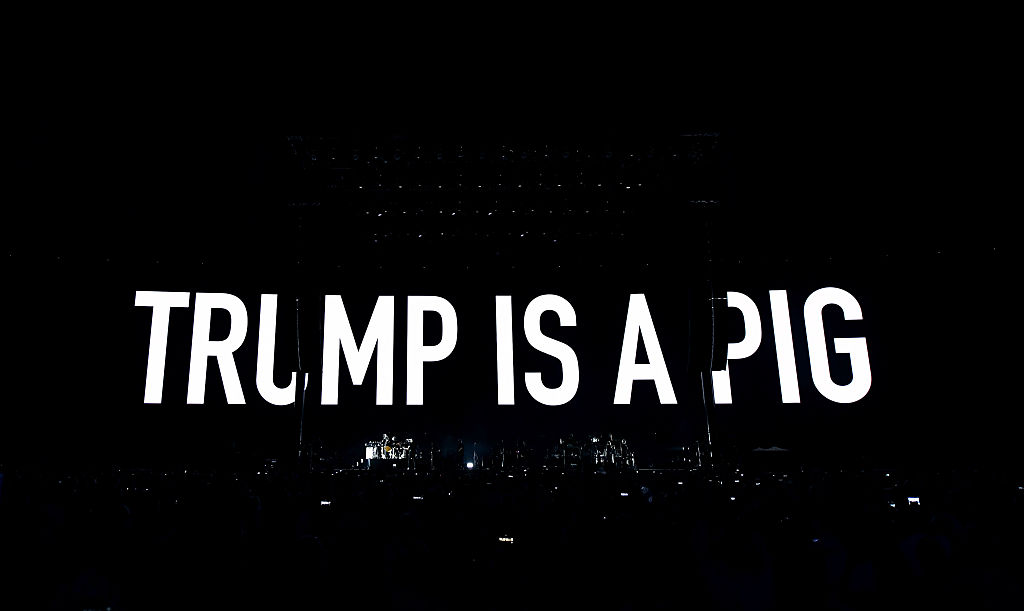 Roger Waters hat ein Anti-Trump-Facebook-Video mit der Zeile „Der Widerstand beginnt jetzt“ veröffentlicht. Darin bezeichnet er den US-Präsidenten als Schwein.