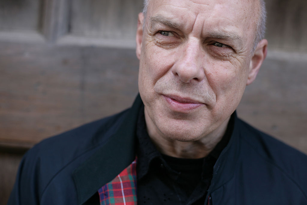 Brian Eno zeigt sich erfreut über den neuen US-Präsidenten Donald Trump und den Brexit. Er sagt: „Das ist genau der Arschtritt, den wir alle brauchen.“