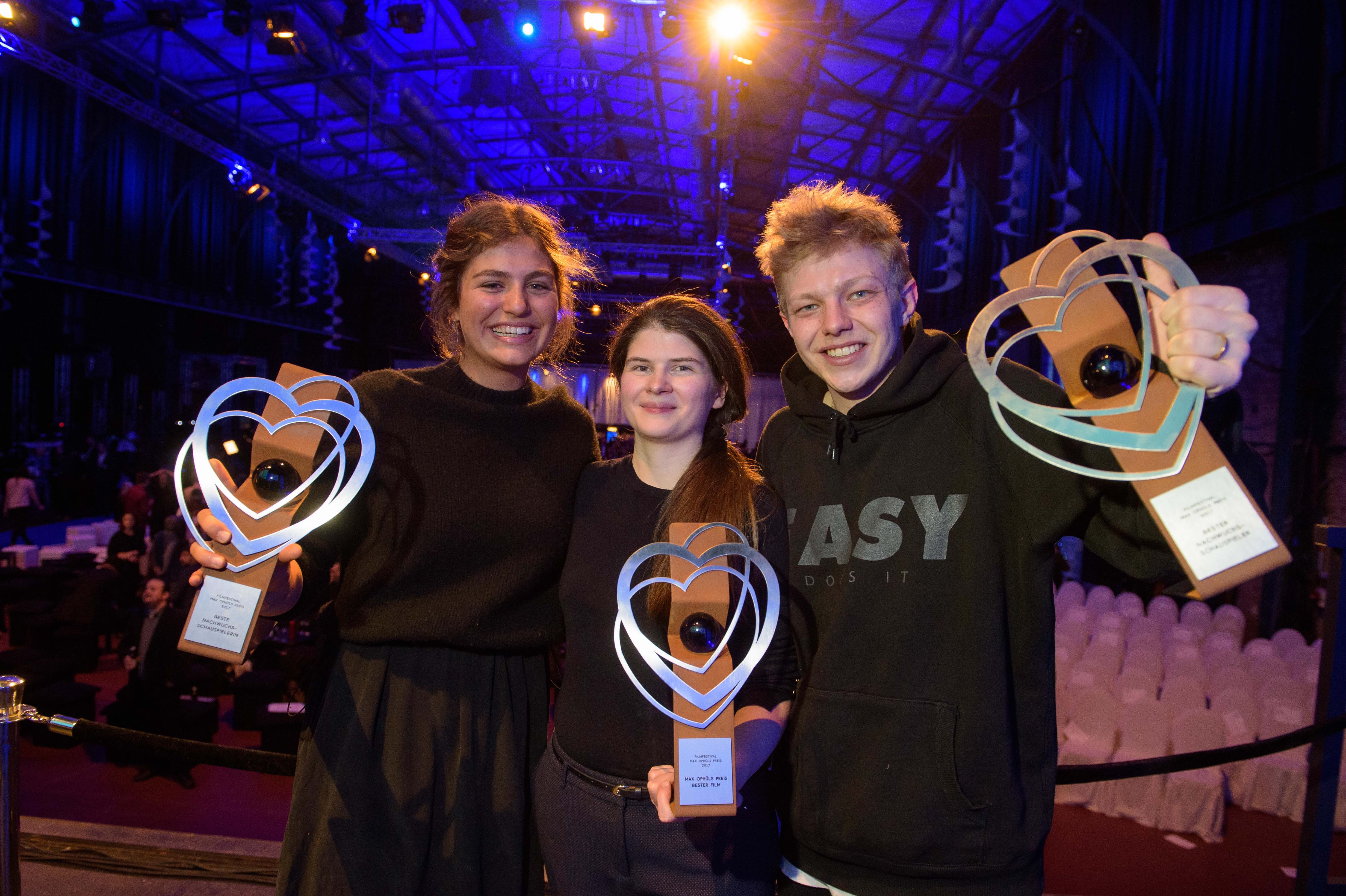 Drei ausgezeichnete Talente: Die Österreicherin Monja Art (Mitte), die Schauspielerin Elisabeth Wabitsch (links) und Schauspieler Leonard Kunz