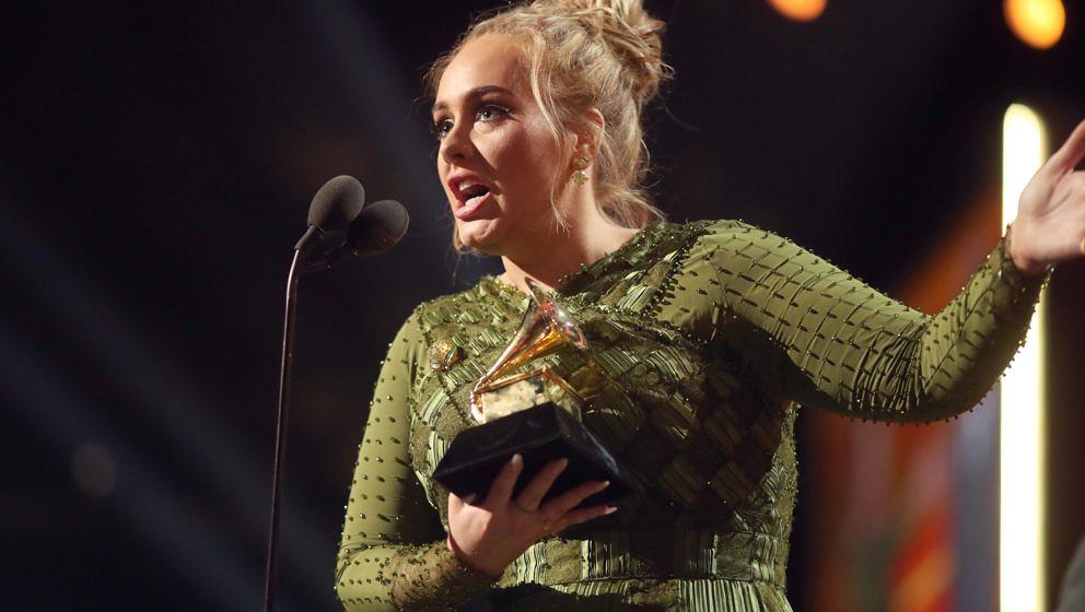 Adele nimmt ihren Grammy für das beste Album des Jahres („25“) entgegen
