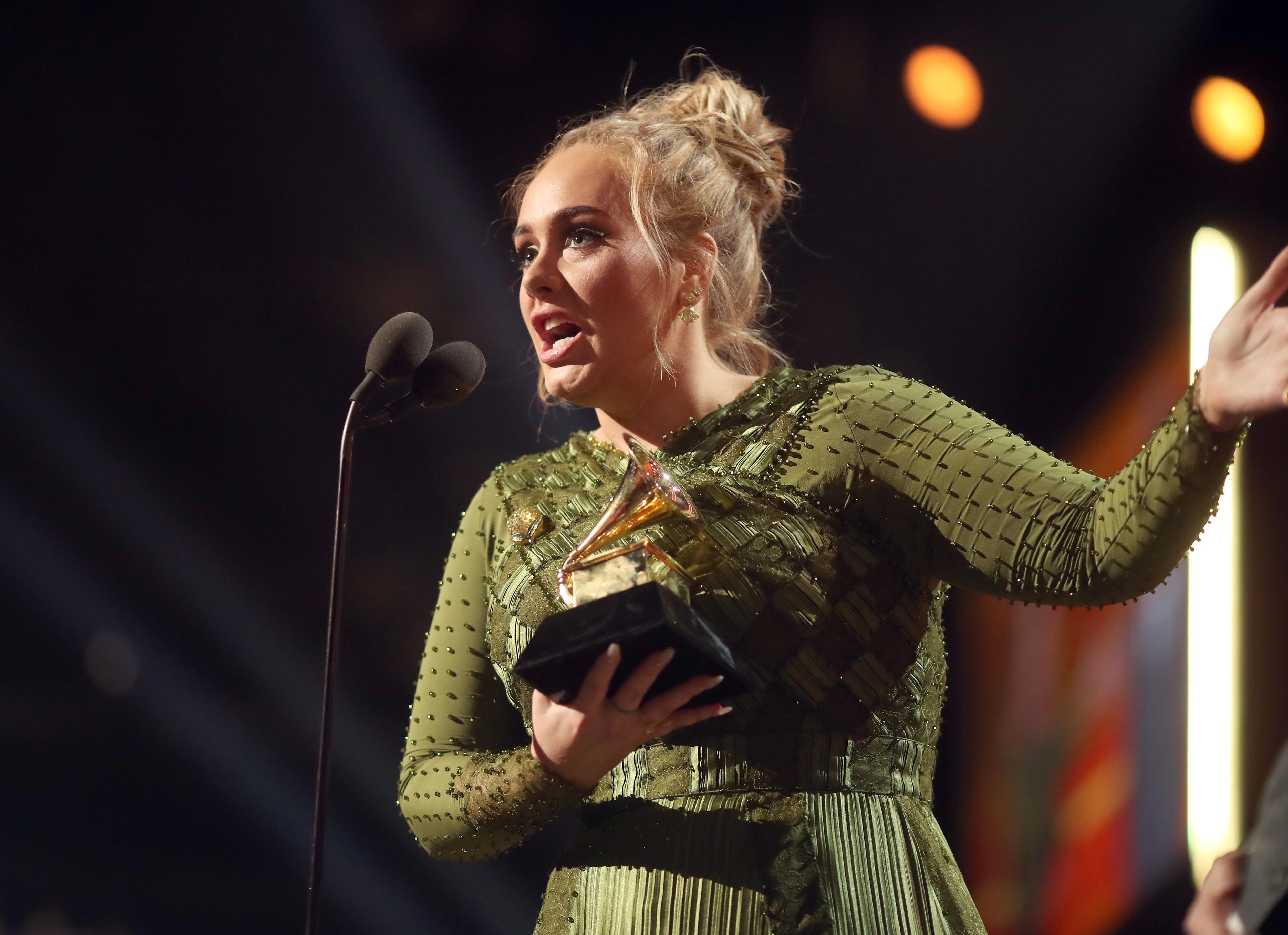 Adele nimmt ihren Grammy für das beste Album des Jahres („25“) entgegen
