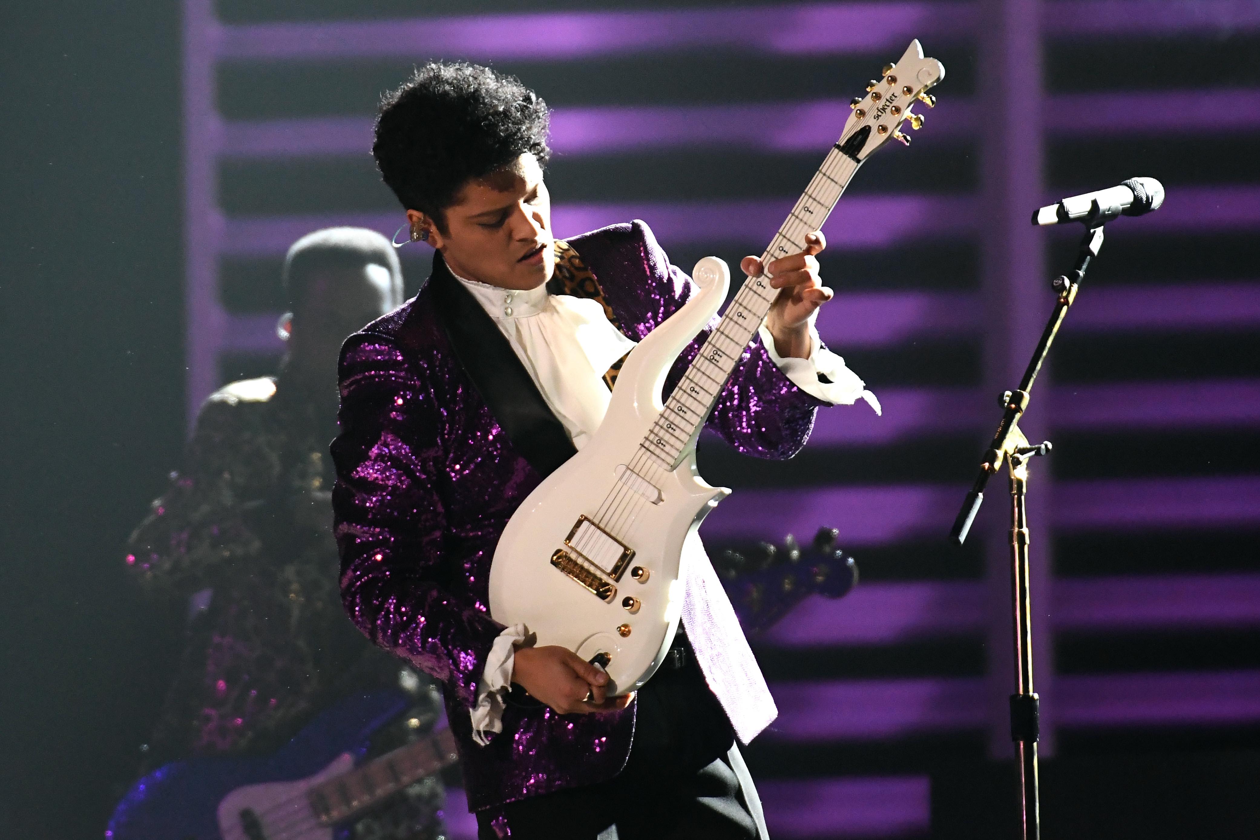 Bruno Mars erinnert an Prince bei den Grammys 2017